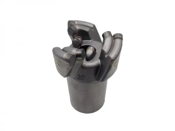 Embout encastré à trois ailes en spirale