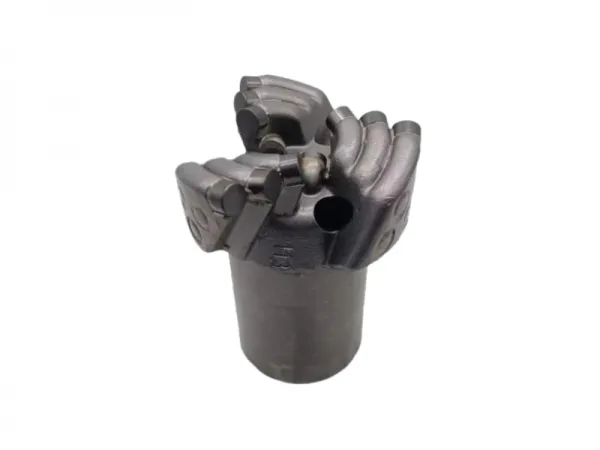 Embout encastré à trois ailes en spirale